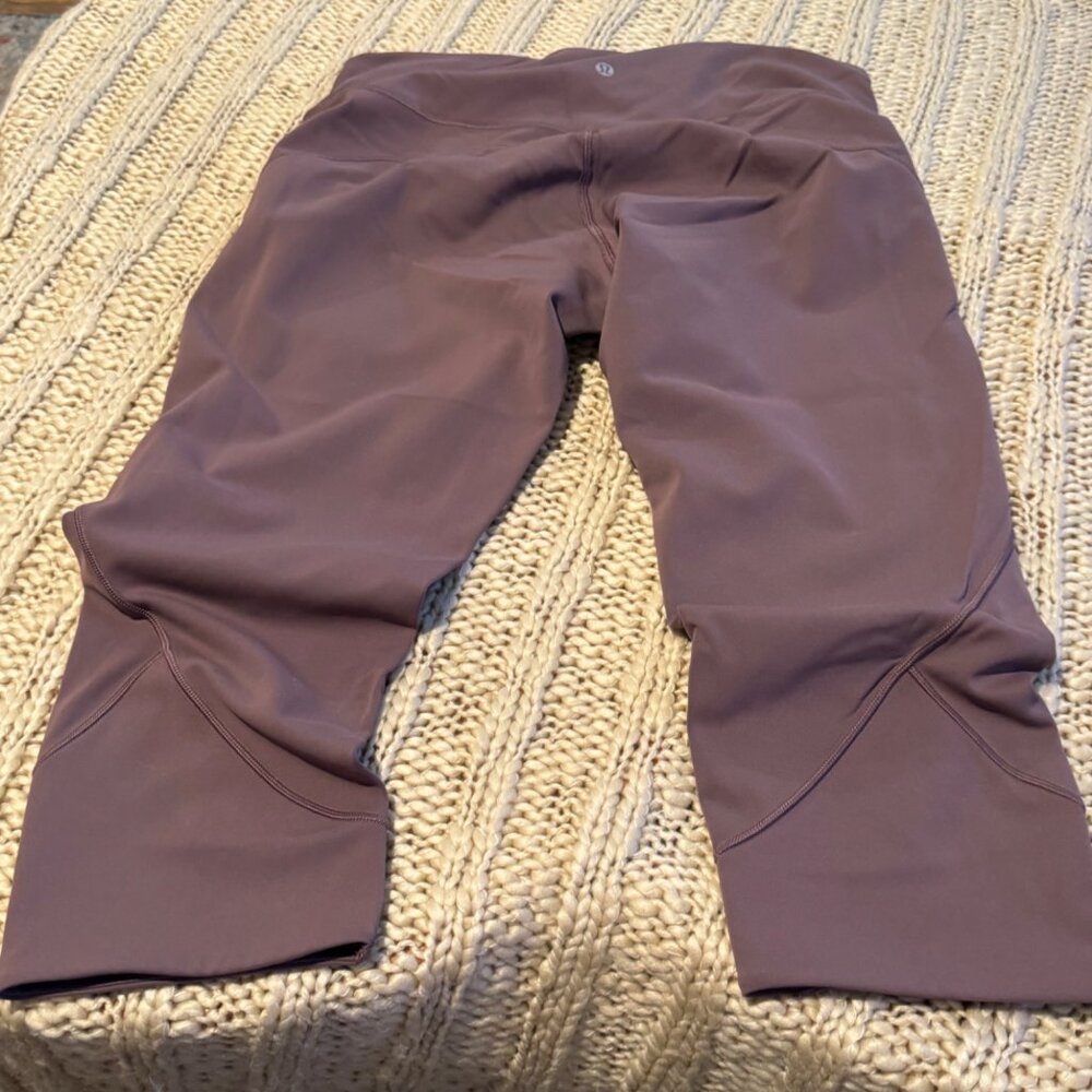 Lululemon In Movement crop Everlux 22” legging woman’s size 12 light purple - Picture 7 of 10